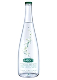 Elegante Glasflasche vermittelt den leichten, prickelnden Geschmack von Badoit