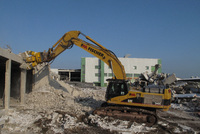 Acht schwere Hydraulik-Anbaugeräte von Atlas Copco bei Großabbruch in Rutesheim