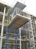 Etage für Etage aufwärts: innovativer Materialtransport im Hochhausbau.