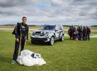 Discovery-Sitze umbauen wie im Flug: Abenteurer Bear Grylls testet Weltneuheit "Intelligent Seat Fold"