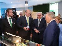 Bundespräsident Steinmeier besucht Schaeffler im Deutschen Pavillon auf der EXPO in Astana