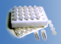 Erste Ultrafiltrationsplatte mit integriertem Totvolumen-Reservoir