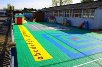 Spielen und Lernen auf Spielboden für Kitas, Kinder-Tagesstätten oder Kindergarten