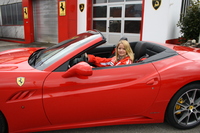 Jackie Weiss testet den neuen Ferrari California von der Ferrari-Vermietung special-cars.de