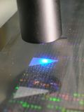 Detektieren von Farbmarken und fluoreszierenden Marken mit dem gleichen Sensor