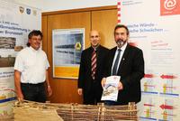 Die "Hessische Energiespar-Aktion" informiert: Energiesparwand aus der Bronzezeit entdeckt - Nachbildung in der Commerzbank AG, Filiale Dillenburg zu sehen