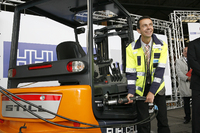 Umweltstaatsrat Dr. Stephan H. Winters weiht STILL-Stapler mit Brennstoffzellenantrieb und eine Wasserstofftankstelle bei HHLA Logistics ein
