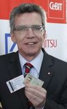 Bundesinnenminister Thomas de Maizierehat mit seinem neuen Personalausweisdas Messegelände betreten