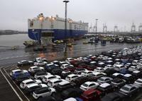 Erstes Post-Panamax-Autoschiff in Bremerhaven