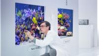 Mit Humor zurück im Labor: Samsung und Leo Burnett weiten beliebte QLAB-Kampagne auf Neo QLED-Portfolio aus
