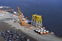 Cuxport unterstützt Umschlag von speziellen Offshore-Wind-Fundamenten für Borkum Riffgrund 2