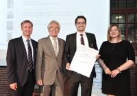Zweite Bürgermeisterin überreicht Logistikpreis an Student der Universität Hamburg