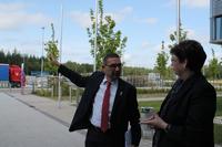 Staatssekretärin Birgit Honé informiert sich bei Zerspanungs-Profis im Aeropark