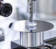 Schaltbares Haftprinzip bewegt empfindliche Bauteile schadenfrei im Vakuum - neue Gecomer® Technologie am INM