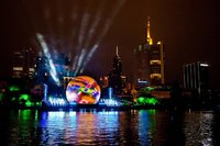 Megaforce installierte Schwimmbühne für Multimedia-Show Ballzauber