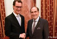 Minister Wüst bei der Verabschiedung von Wolfgang Stromps