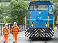 Fahrt ins Blaue: Werkloks von thyssenkrupp in Hohenlimburg erstrahlen in neuem Design - Weltweit erste Schienenfahrzeuge in tk-blau