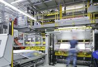Parkhaus für Türen - flexible Fertigungslinie für Kühlschrank- und Gefriergerätetüren bei der BSH Hausgeräte GmbH in Giengen nimmt Betrieb auf