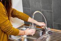 Leitungswasser: Selten genutzte Rohrleitungen erst durchspülen