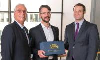Fraunhofer IFAM ehrt zehntausendsten Teilnehmer des Weiterbildungszentrums Klebtechnik in Bremen