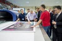 Screen stellt Großformat-Druckmaschine Truepress JetW3200W in Europa vor