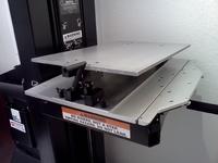 Perfekt eingekippt: Neigbare Lastenflächenerweiterung erleichtert die Montage von schwerem IT-Equipment in Führungsschienen im Rack