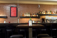 Digitale Speisekarte verdrängt unästhetische Kreidetafel- Macnetix-Tafeln für Hamburger Rosso Caffé-Bar