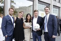 Andreas "Zecke" Neuendorf präsentiert Hertha BSC Sammelkarten auf dem philoro Sommerfest