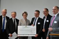 Wirtschaftsministerin Hoffmeister-Kraut überreicht Scheck an Hahn-Schickard