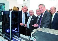 Oberbürgermeister Dr. Jürgen Zieger besucht Festo Stand