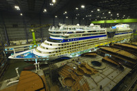 Das neue Kreuzfahrtschiff AIDAluna verlässt das Baudock