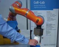 Lernfähiger Roboterarm greift und montiert vor Publikum