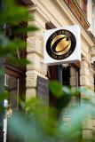 So schafft CAPAROL ICONS neue Atmosphäre: Kaffeebraun mit Goldakzenten