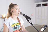 Adam Hall Group apoya a músicos con talento mediante videoclips