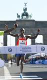 adidas-Schuhe mit Continental-Gummimischungen verhelfen Wilson Kipsang zum Weltrekord in Berlin