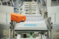 Innovation beim Baggage Handling: Der CrossBelt-Tray von Siemens vereint Behälterfördertechnik mit Quergurt-Funktionalität
