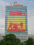 XXL-Fassadengrafik auf Vodafone Hochhaus