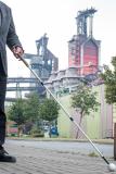 Stahlproduktion zum Hören, Fühlen, Riechen: thyssenkrupp in Duisburg veranstaltet am "Tag des weißen Stockes" Werkführung für blinde und sehbehinderte Menschen