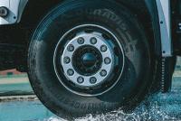TÜV SÜD bestätigt: Bridgestone Duravis R002 liefert herausragende Performance bei Nässe