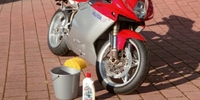 Sonnencreme fürs Motorrad