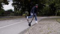 Wie gefährlich sind E-Scooter wirklich? BG ETEM lässt Fahrtests von Stuntleuten machen