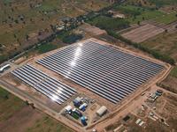 TSE 1 – das erste Parabolrinnen-Kraftwerk mit Direktverdampfung- liefert die volle Leistung von 5 MW ins Stromnetz Thailands