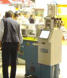 BOY XS produziert Stufenlinse aus LSR