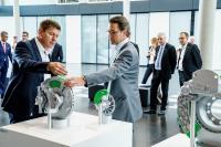 Bundesverkehrsminister Andreas Scheuer besucht MANN+HUMMEL