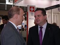 Ministerpräsident Stefan Mappus besucht IHK-Gemeinschaftsstand in Hannover