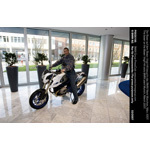 "Der Boxer auf dem Boxer". Profiboxer Virgil "Quicksilver" Hill zu Gast bei BMW.