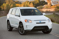 Toyota und Tesla produzieren RAV4 mit Elektroantrieb