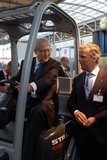 Bundeswirtschaftsminister Rainer Brüderle informiert sich über alternative Antriebe