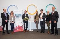 Ministerialdirektorin Inge Degen würdigt das Fraunhofer IESE und sein Projekt "Digitale Dörfer" als "Ausgezeichneten Ort 2018"