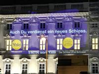 Guerilla-Werbeaktion für Yale am Berliner Stadtschloss